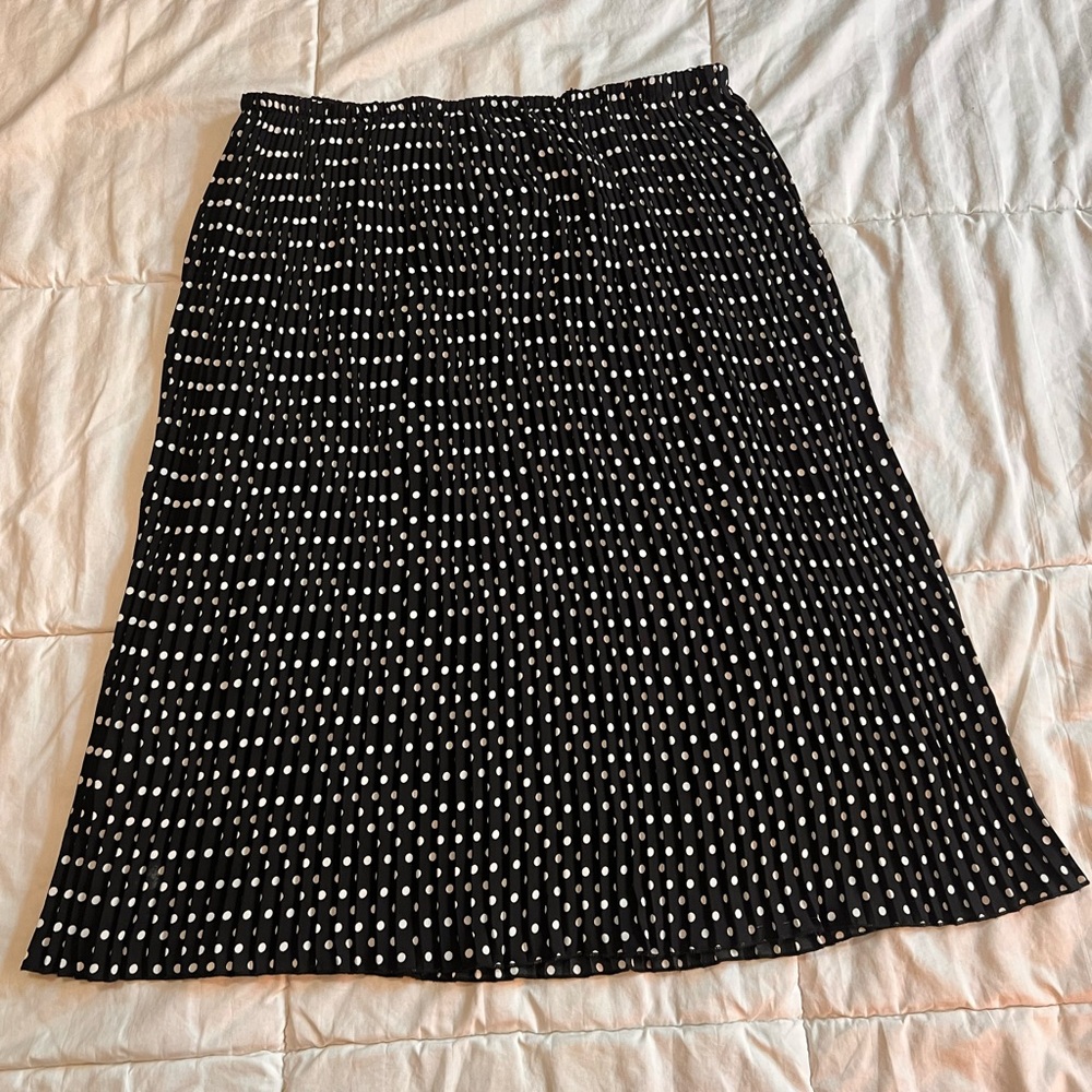 Polka dot, soft pleated, lined skirt by English Laundry. Size Medium